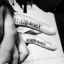Antes de explicar los diferentes diseños que existen en relación a los tatuajes romanos, queremos señalar varias curiosidades sobre la antigua roma que es interesante conocer. Significado De Los Tatuajes Con Numeros Romanos Viking Ink