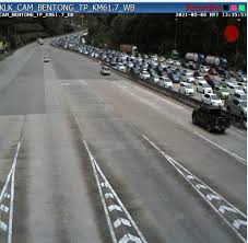 Kisah dua ekor pocong di hentian kuantan. Trafik Ke Pantai Timur Sesak Kosmo Digital