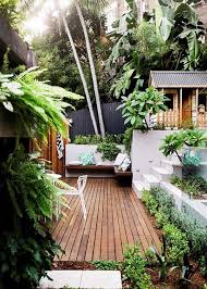 Wallpaper and home linens also have leaf designs, bringing a lush color accent to your home. 20 Urban Backyard Oasis With Tropical Decor Ideas Styles Decor Garten Grundriss Gartengestaltung Hinterhof Garten