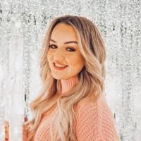 Andrea Innes's Instagram, Twitter & Facebook