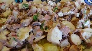 L'insalata fredda di tacchino non è solo leggera, ma anche nutriente e piena di gusto, si presta benissimo per la pausa pranzo, come portata da l'insalata fredda di tacchino è una preparazione facile e veloce, buona e fresca che ci porta a tavola con gusto senza rinunciare alla leggerezza. Antipasto Di Mare Insalata Di Tentacoli Di Totano Con Le Patate Youtube