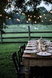 Lange Tafel Fur Gaste Im Freien Rustikal Landlich Holz Draussen Zuhause Laue Sommernacht Lichterkette Outdoor Dinner Outdoor Outdoor Dining Spaces