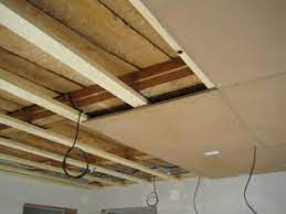 Eine der elegantesten lösungen, eine decke zu erneuern. Schallschutz Verringerung Von Gerauschen Larm