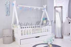 Klassische kinderbetten, aber auch kinderbetten mit schublade oder mit den unterschiedlichsten motiven finden mittlerweile regen einzug in kinderzimmern und sorgen mit ihrem individuellen, farbenfrohen design für erfrischende abwechslung und einen komfortablen schlafplatz. Tipibett Stavenger Plus Kinderbett 1501 Minimidi Design