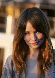 Playing That Game Again Where I Go Back And Forth Between Wanting My Hair To Grow Out Like This Or Wanting To Just Chop It All Off Hairstyle Hair Growing Out