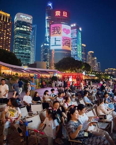 Come to #Lujiazui riverside for free outdoor movies with a skyline view. 🎬 8.8: The Lychee Road + Blades of the Guardians: Wind Rises in the Desert 🎬 8.9: Nobody + A