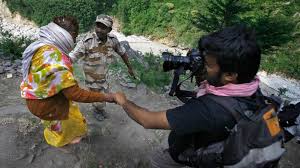 He received the pulitzer prize as part of the photography staff of reuters. 6mv Z3hngcr0lm