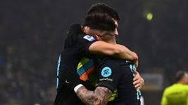 The ligue 1 game between lyon and marseille on sunday night was abandoned after former west ham midfielder dimitri payet was hit by a bottle . Hiudey0shjkxsm