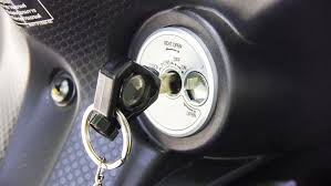 Apabila kunci magnetik pada honda beat tidak bisa dibukak, berarti ada magnet yang hilang pada kunci, berikut ini cara mengatasi permasalahan tersebut. Tips Mengatasi Lubang Kunci Kontak Motor Yang Seret