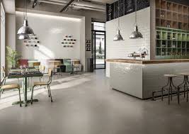 Einfache keramikfliesen, wie sie in den meisten badezimmern, küchen und fluren zu finden sind, sind bereits. Kuchenfliesen In Stein Holz Und Betonoptik Als Stilelement