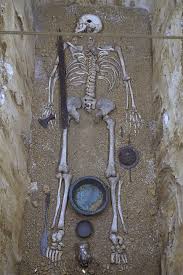 File:Tomb 86, young man with funerary items, late 5th century AD - Cinquantenaire Museum - Brussels, Belgium - DSC08749.jpg - Wikimedia Commons
