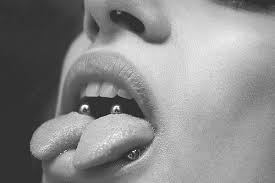 Piercing Piercing De Langue Piercings Corps Idees De Piercing