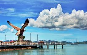 Saya sendiri pernah berpeluang menyaksikan dan ambil gambar burung helang secara alami di beberapa tempat lain selain dari di langkawi ini. Helang Langkawi Shefalitayal