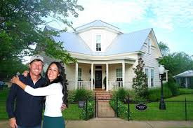 We watched them fix it up on the first season. This Is What It S Like To Stay At Chip And Joanna Gaines Magnolia House Huffpost Life