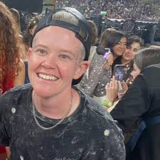 Hi! I just noticed this in my tank and hoping someone can identify it.