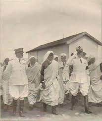 ﺻﻮﺭﺓ ﻧﺎﺩﺭﺓ ﻟﺸﻴﺦ ﺍﻟﺸﻬﺪﺍﺀ ﻋﻤﺮ ﺍﻟﻤﺨﺘﺎﺭ ﻭالفضيل ﺑﻮﻋﻤﺮ libya history childhood memories