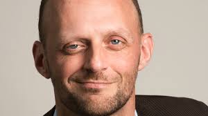 Lintjesregen 2024: deze 43 Amsterdammers kregen een onderscheiding voor hun  inzet voor de samenleving