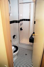 Desain kamar mandi minimalis dalam kamar tidur ini memang cukup sempit, tapi tetap nyaman digunakan berkat penataannya yang sesuai. Desain Kamar Mandi Minimalis 1x1 Shreenad Home