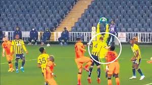 Fenerbahçe'nin galatasaray derbisinde ozan tufan'ın kafa vuruşuyla bulduğu gol, 'var' kontrolü sonrasında ofsayt olduğu gerekçesiyle iptal edildi. Son Dakika Fenerbahce Galatasaray Macina Damga Vuran Kararlar Dakika Dakika Derbi Son Dakika Spor Haberleri