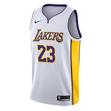 Auch wenn der wohl bekannteste basketballer aller zeiten mittlerweile sein trikot an den nagel gehängt hat, lohnt es sich, die neuen spieler der washington wizards anzufeuern. Los Angeles Lakers Trikotopia