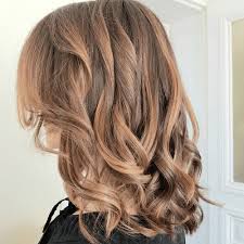 Si on connaît particulièrement bien le balayage blond ou même le balayage californien, on y pense moins lorsqu'on a les cheveux châtains. Difference Entre Meches Et Balayage Explications Et Conseils
