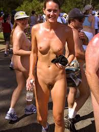 Обнаженные тела на фоне города - просто наслаждайся моментами