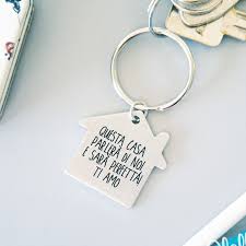Come deve essere il regalo per una nuova abitazione? Portachiavi Casa Inciso Idea Regalo Casa Nuova Messaggio A Scelta Olalla
