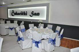 Restoran čukarički san, sada je poptuno renoviran, a njegova tradicija duga je punih 30 godina.čuveni gradski boemi davnih dana odabrali su naš restoran kao kultno mesto gde su počinjali i završavali dan. Restoran Cukaricki San Za Proslave Tel 062 262 212