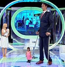 Dar cine nu va crede va fi osândit. Cea Mai Mica Femeie Alaturi De Cel Mai Inalt Barbat Din Lume Imagini Extraordinare Ziarul National