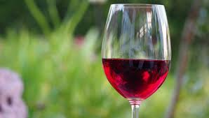 Spesso, i bicchieri da vino sono identificati con il nome del tipo di vino che si può servire al suo interno. Bere Un Bicchiere Di Rosso Equivale A Un Ora Di Palestra Lo Dice La Scienza Supereva
