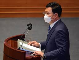 타투를 許하라.정의당 류호정 의원 등 파인 드레스 입고 타투법 촉구. Dli8vwwcusifmm