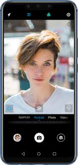 Kolay erişim için arka kapak kısmında yer verilen parmak izi sensörü, telefonu elinize aldığınız an ekran kilidini açıyor. Huawei Mate 20 Lite Huawei Global