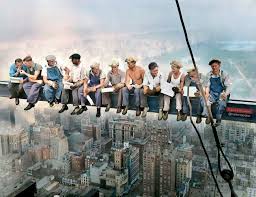 Almuerzo en lo alto del rascacielos (Lunch atop a Skyscraper), una de las  imágenes más famosas y magnéticas de la Historia de la fotografía. Se tomó  el 20 de sept de 1932.