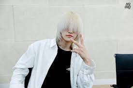 A bienal internacional do livro, que ocorre de 3 a 12 de dezembro no rio de janeiro, adotará um modelo híbrido este ano, com transmissão pela internet, devido aos protocolos de. K Pop Idol Hides His Face Behind Long Bangs For A Year Can Barely See In Front Of Him