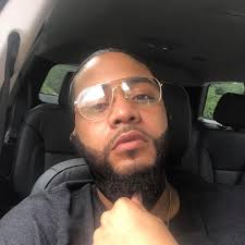 🤪. Mom vs dad who you got? I forgot to post this one! I'm in the slippers  tho! I can't help myself. I love to dance. 🤩🤩🙌🏾. @tommytheclown