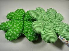 Ines Felix Kreatives Zum Nachmachen Kleeblatt Aus Stoff Aus Felix Ines Kleeblatt Kreatives Nachmachen Souvenir Fabric Crafts Creative Baby Pillows