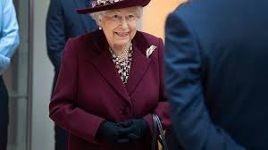 The no.1 page about queen elizabeth ii, our beloved monarch. Element Garderoba Ili Koronavirus Koroleva Velikobritanii Elizaveta Ii Vruchila Nagrady V Perchatkah