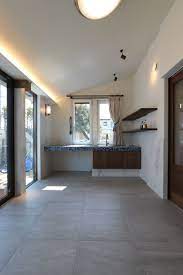 ペットとの生活を想定して 壁は大判タイルの大理石調タイルに マットな仕上がりで 上質な空間に カウンター下には ペットスペースを確保 フローリング材 大理石 床 マット