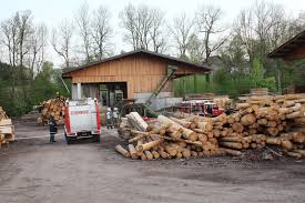 15 feuerwehren wurden am mittwochvormittag zu einem brand in einem sägewerk in frankenburg (bezirk vöcklabruck) alarmiert. Spektakulare Grossubung Im Sagewerk Schachinger Salzi At
