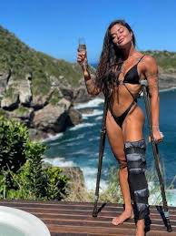 No comando do tvz ao vivo, aline riscado ensina a coreografia de bumbum granada, sucesso dos mcs zaac & jerry. Aline Riscado Sofre Acidente Apos Jogo Meu Joelho Saiu Do Lugar