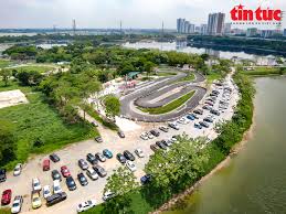 Say nắng' giữa biển người đổ về công viên Yên Sở | baotintuc.vn