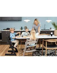 Concept de série publicitaire ludique pour magazine qui met de l'avant la propriété de la chaise à s'adapter. Chaise Haute Tripp Trapp En Chene Noir Stokke Drom Design