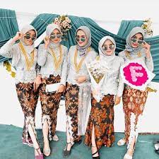 Model baju sarimbit atau sering disebut juga baju couple atau baju batik pasangan memang dibuat untuk memperlihatkan kekompakan atau keserasian antara kedua pasangan yang memakainya. Pin Di Baju Salem