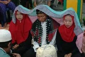 Dia yang juga adalah ketua banser itu memimta. Heboh Pria Nikahi 2 Kekasih Sekaligus Dengan Mahar Rp 10 000 Ini Alasannya