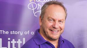 Modd rhoi gwallt affro i elusen drwy dechneg newydd