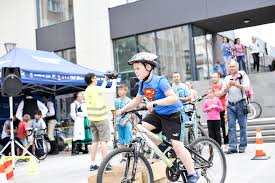 A magyarországgal közös határszakasz átkelőinél körülbelül 37.400 személyt jegyeztek, közülük 19.000 személyt 10.600 járművel (1800 teherszállító) a kilépőoldalon. Eduard Novak Launched The First Cycling Academy In Eastern Europe Drag Bicycles
