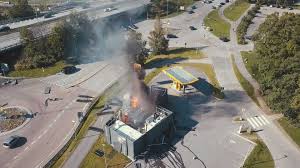 Those should 'fuel' plug stock gains. Hydrogen Fueling Station Explodes Toyota Hyundai Halt Fuel Cell Car Sales