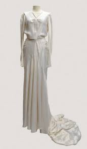 Un Robe De Mariee En Satin Ivoire Griffee Worth Vers 1935 Robe De Mariee En Satin Robe De Mariee Robe De Mariee Vintage