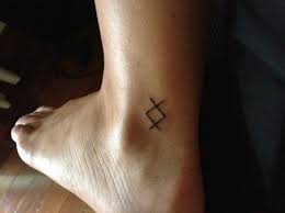 Small tattoos are very rich in design and this tattoo style doesn't have to have a definite meaning, most women use small tattoos as a fashion chasing symbol, simple and clean. The 77 Best Small And Simple Tattoos For Men Improb