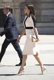 Chiar dacă în prezent ești mulțumită de felul în care arată brațele tale, trebuie să știi că aspectul lor va avea de suferit odată cu. Regina Letizia LecÈ›ie De Stil La O Ceremonie OficialÄƒ In Madrid